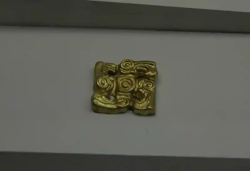 Swastika small plaques with the image of four griffins